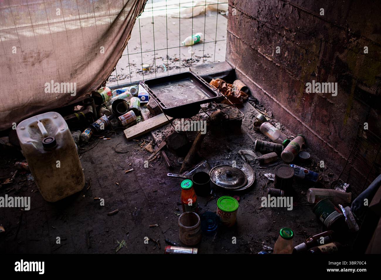 8 mai 2020, Rome, Rome, Italie : la cuisine de Kon Zuhri. Zuhri, 20 ans, vient de Guinée. Il est arrivé en Italie de Naples il y a environ 6 mois. Il vit avec son frère aîné Maxime sous un viaduc routier à la périphérie orientale de Rome. Il porte un masque trouvé dans la rue. La quarantaine, le confinement, le blocage des institutions et les modifications des règles d’entrée dans les centres d’accueil nuisent aux conditions de vie précaires des réfugiés qui déversent dans la rue. (Crédit image : © Luigi Avantaggiato/ZUMA Wire) Banque D'Images
