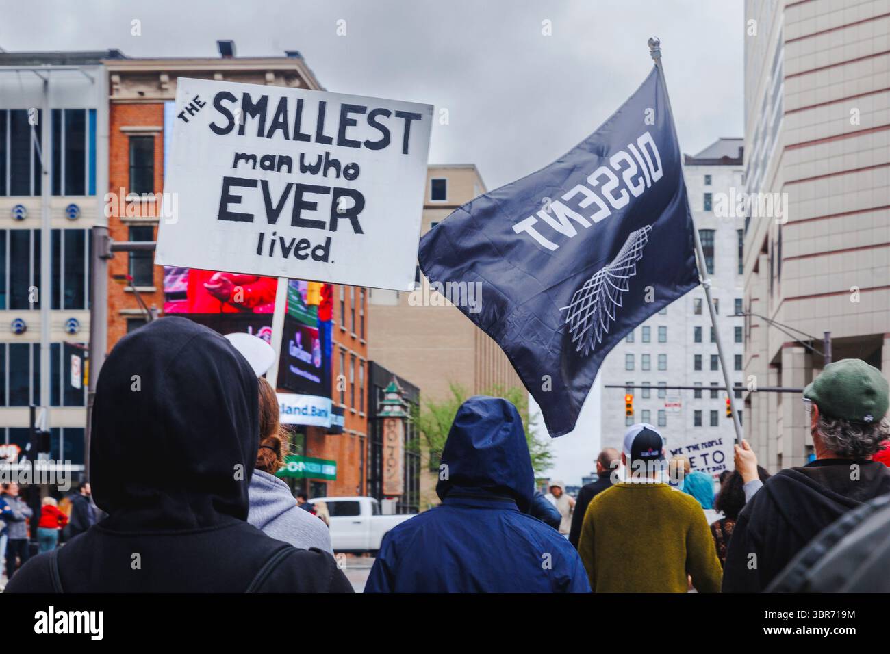La dissidence affiche un signe de protestation tenu par une foule sans visage lors du rassemblement Banque D'Images