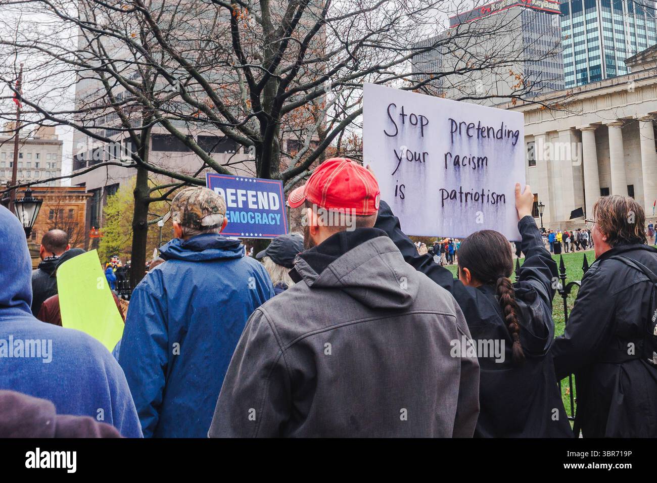 Une foule sans visage marche vers l'État pour protester avec des panneaux Banque D'Images