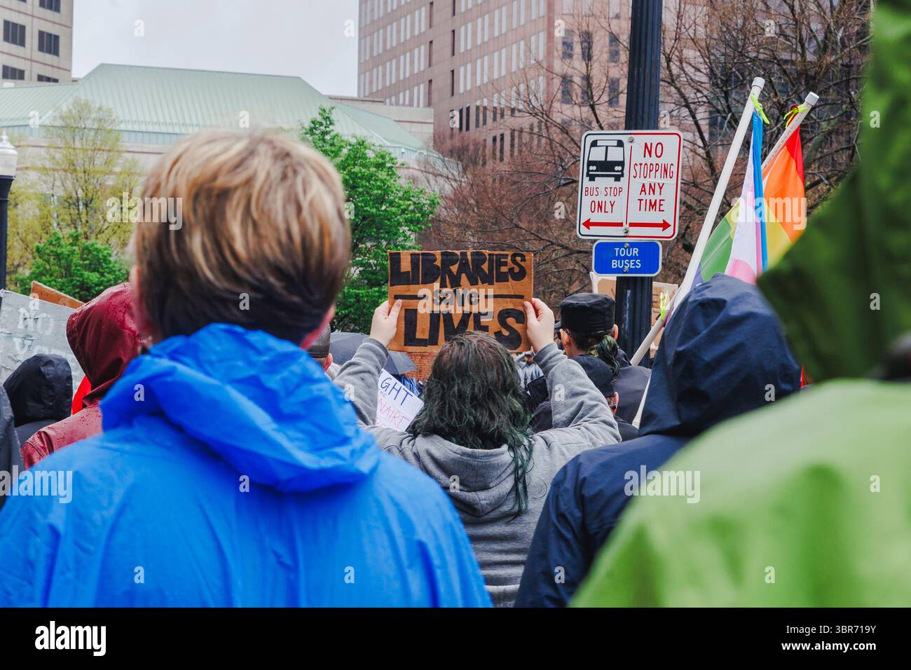 Une foule sans visage tient des panneaux de protestation et des drapeaux dans le rassemblement Banque D'Images