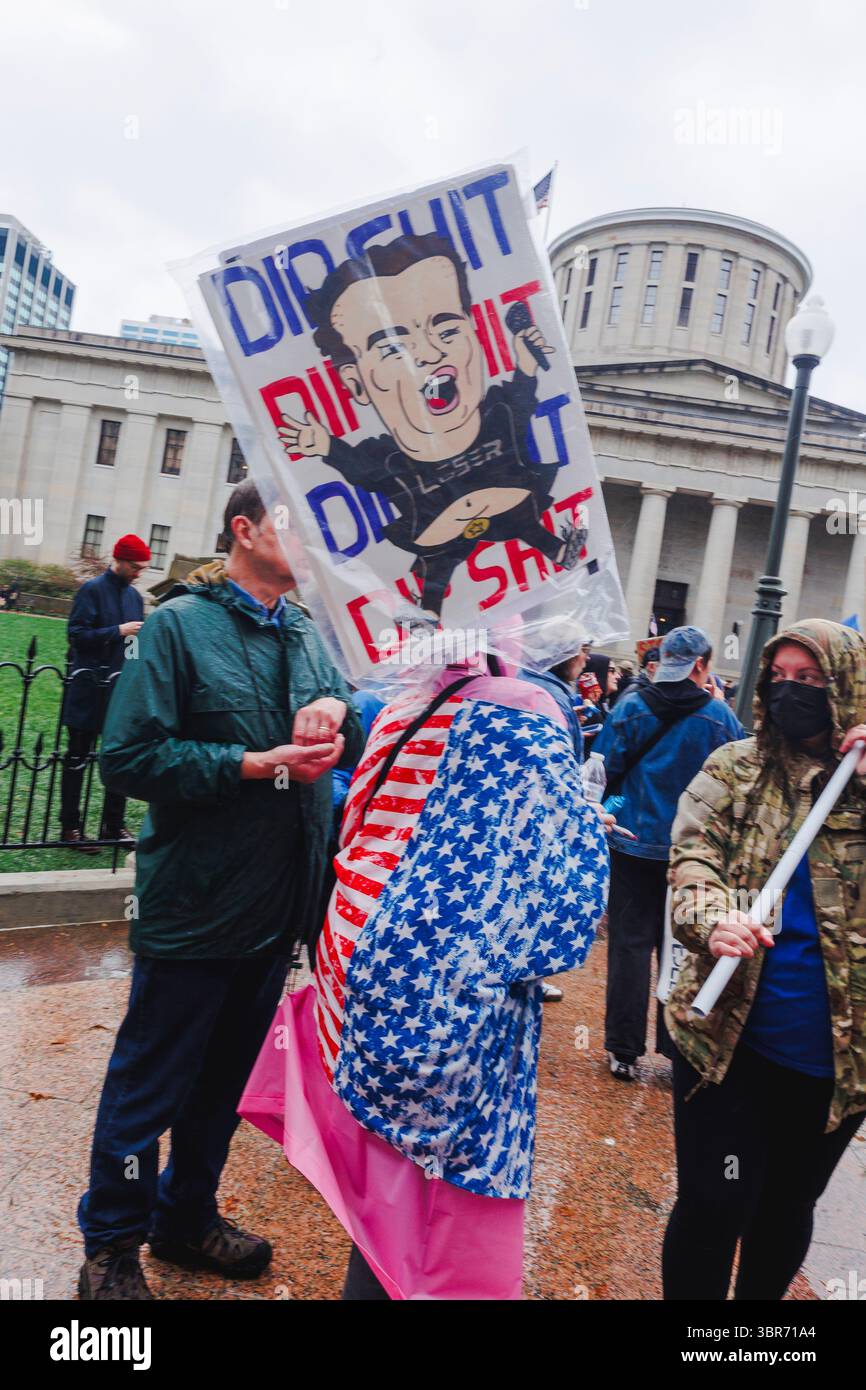 Une foule sans visage se tient devant l'État de l'Ohio avec des panneaux de protestation Banque D'Images