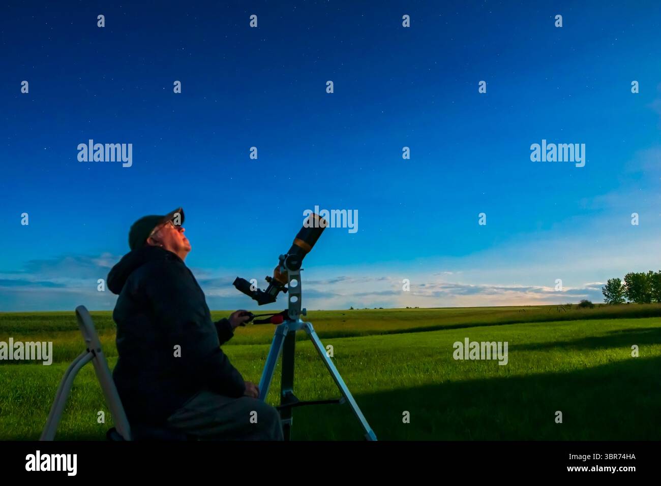 14 juillet 2019 : un selfie de moi observant au clair de lune avec le réfracteur apo de 80mm. Pour une utilisation comme illustration de livre... Une seule exposition avec le Sigma 24mm et le Nikon D750. (Crédit image : © Alan Dyer/VW pics via ZUMA Wire) Banque D'Images