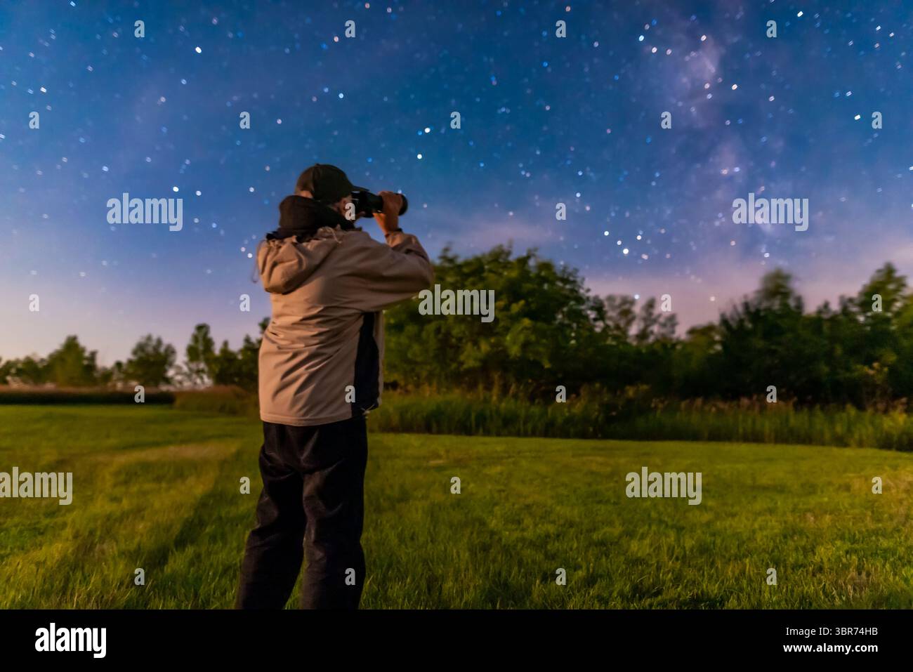 20 août 2019 : un selfie de moi observant avec les jumelles Celestron 15x70 Skymaster, à la lumière de la Lune à la cire montante, de chez moi le 20 août 2019. ..Un seul cliché avec le Nikon D750 et l'objectif Sigma 24mm. (Crédit image : © Alan Dyer/VW pics via ZUMA Wire) Banque D'Images