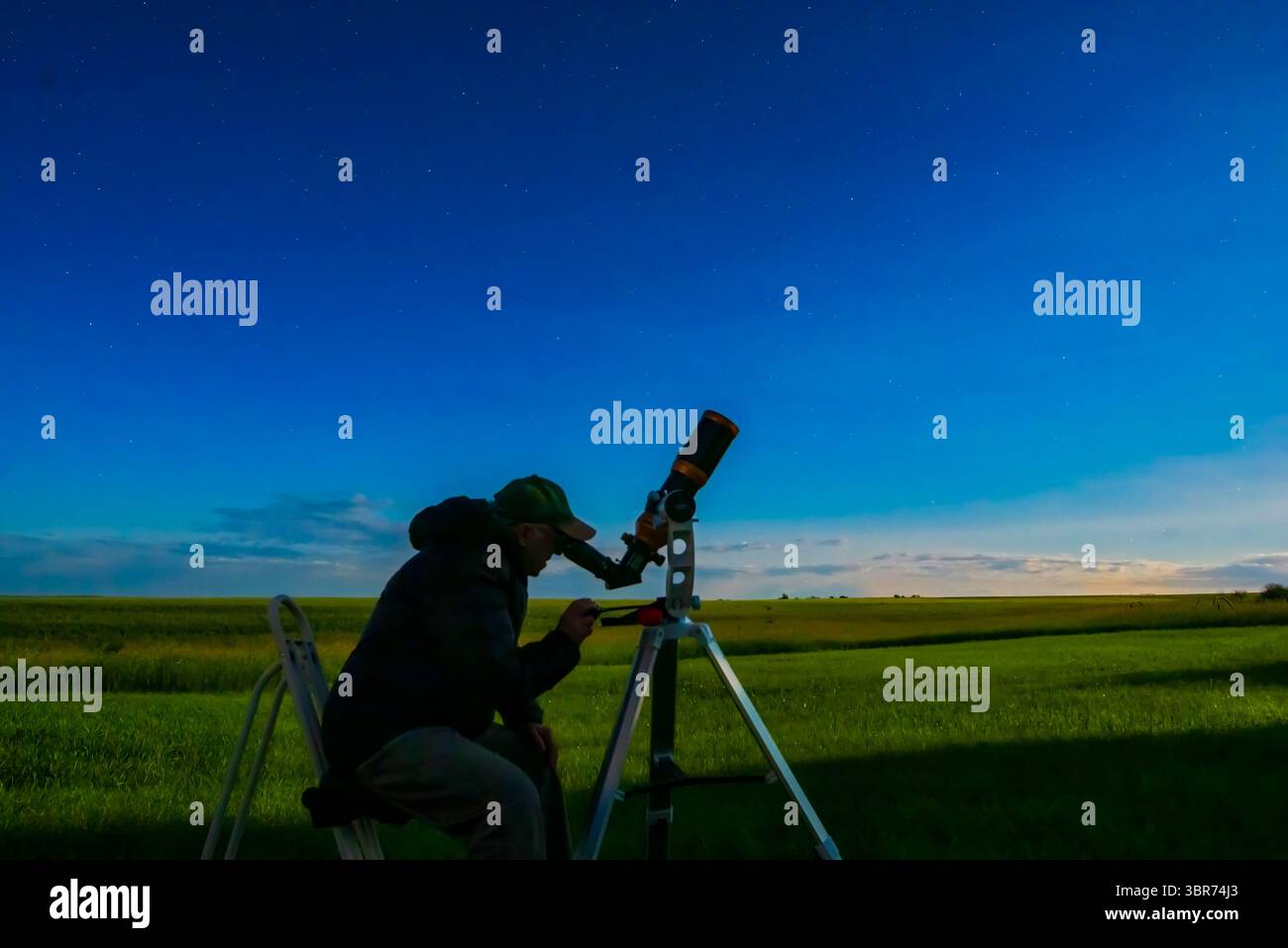 14 juillet 2019 : un selfie de moi observant au clair de lune avec le réfracteur apo de 80mm. Pour une utilisation comme illustration de livre... Une seule exposition avec le Sigma 24mm et le Nikon D750. (Crédit image : © Alan Dyer/VW pics via ZUMA Wire) Banque D'Images