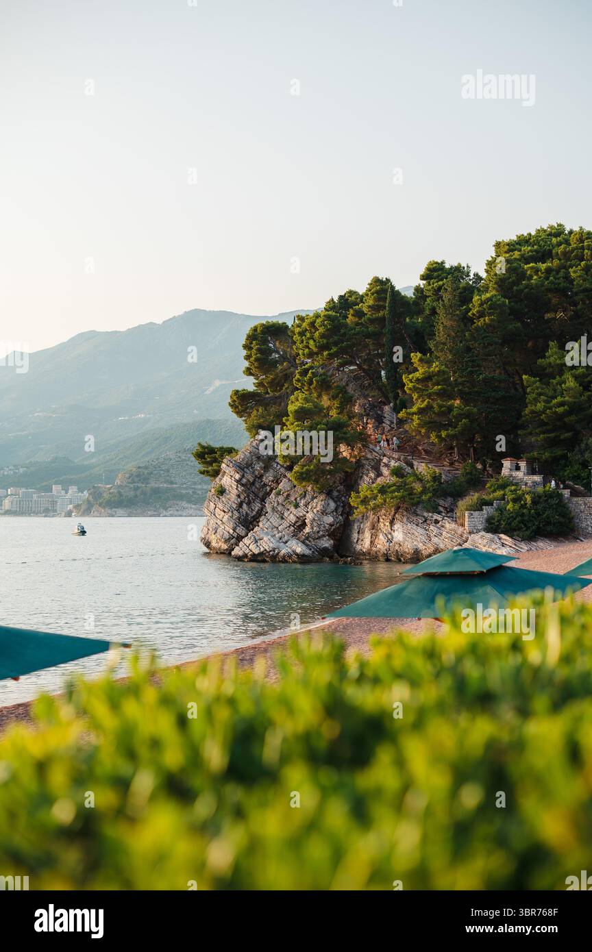 Vue panoramique sur la côte avec falaises rocheuses et mer calme Banque D'Images