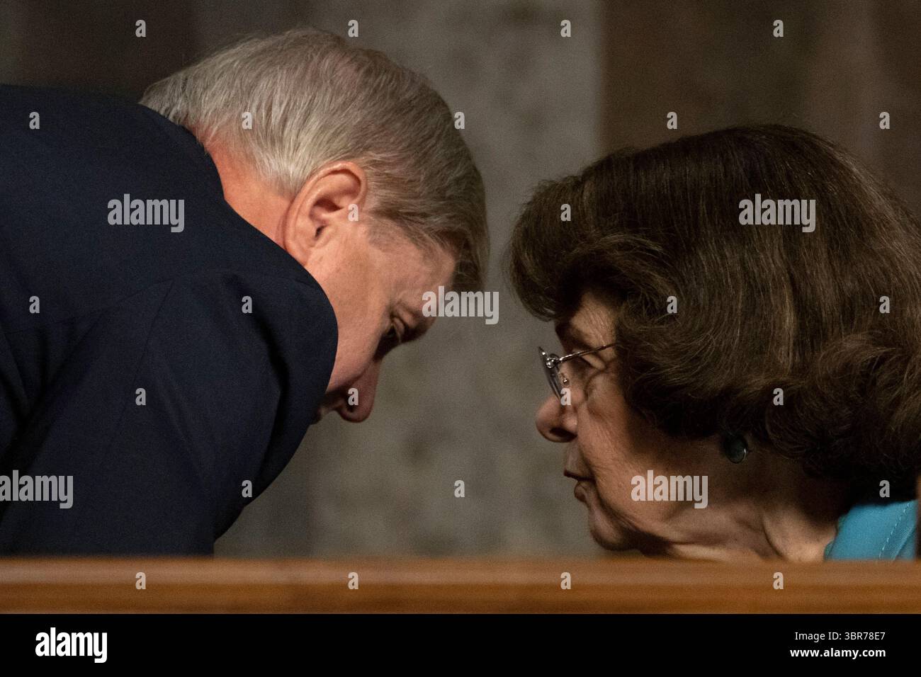 5 août 2020, Washington, District de Columbia, États-Unis : sénatrice des États-Unis Lindsey Graham (républicaine de Caroline du Sud), présidente de la Commission judiciaire du Sénat américain, à gauche, s’entretient avec la sénatrice américaine Dianne Feinstein (démocrate de Californie), membre de rang, Commission judiciaire du Sénat américain, lors d’une audience de surveillance de la Commission judiciaire du Sénat américain sur Capitol Hill à Washington, mercredi 5 août 2020, pour examiner l’enquête sur l’ouragan Crossfire (image de crédit : © Carolyn Kaster/CNP via ZUMA Wire) Banque D'Images