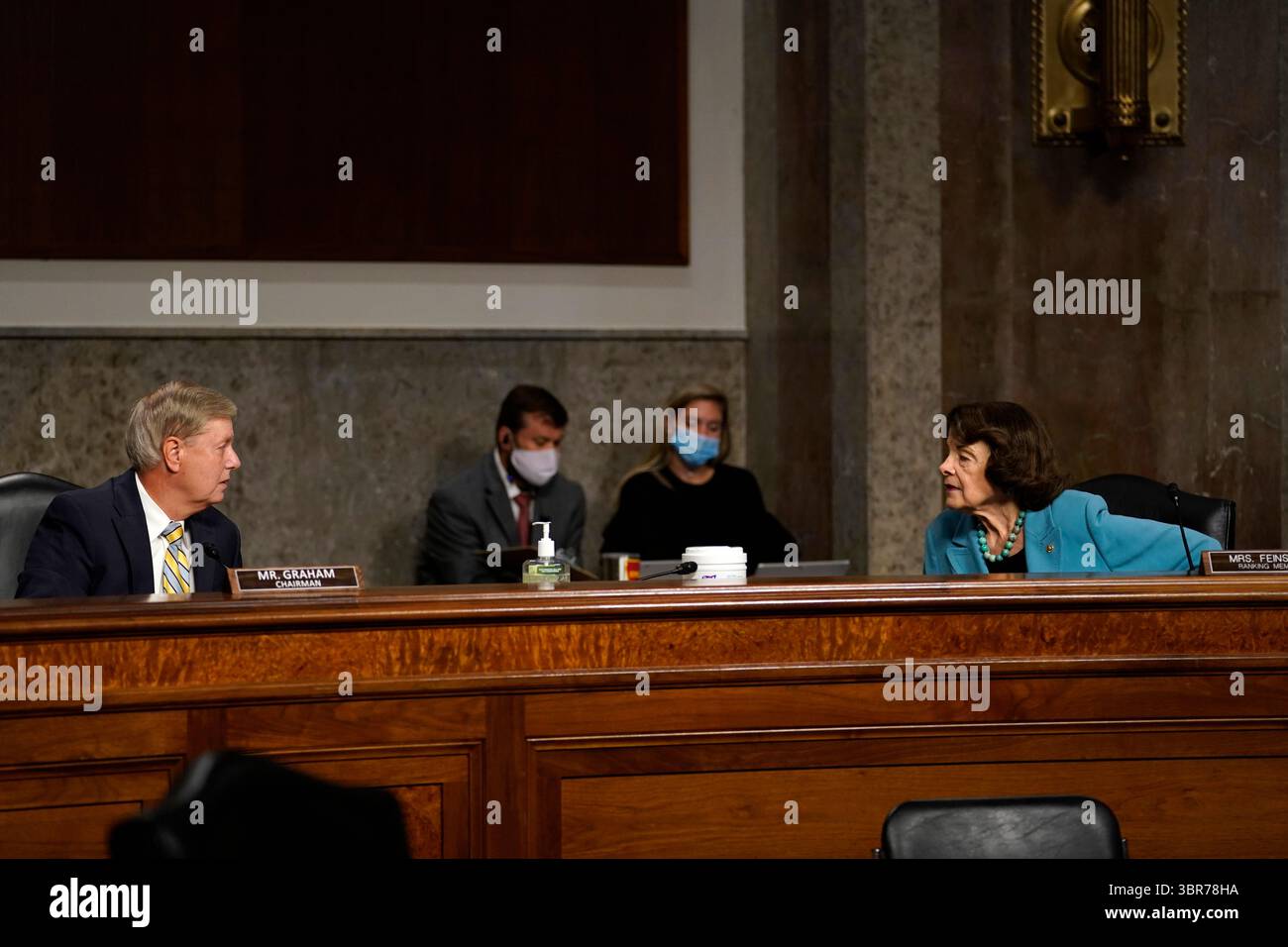 5 août 2020, Washington, District de Columbia, États-Unis : sénatrice des États-Unis Lindsey Graham (républicaine de Caroline du Sud), présidente de la Commission judiciaire du Sénat américain, à gauche, s’entretient avec la sénatrice américaine Dianne Feinstein (démocrate de Californie), membre de rang, Commission judiciaire du Sénat américain, lors d’une audience de surveillance de la Commission judiciaire du Sénat américain sur Capitol Hill à Washington, mercredi 5 août 2020, pour examiner l’enquête sur l’ouragan Crossfire (image de crédit : © Carolyn Kaster/CNP via ZUMA Wire) Banque D'Images