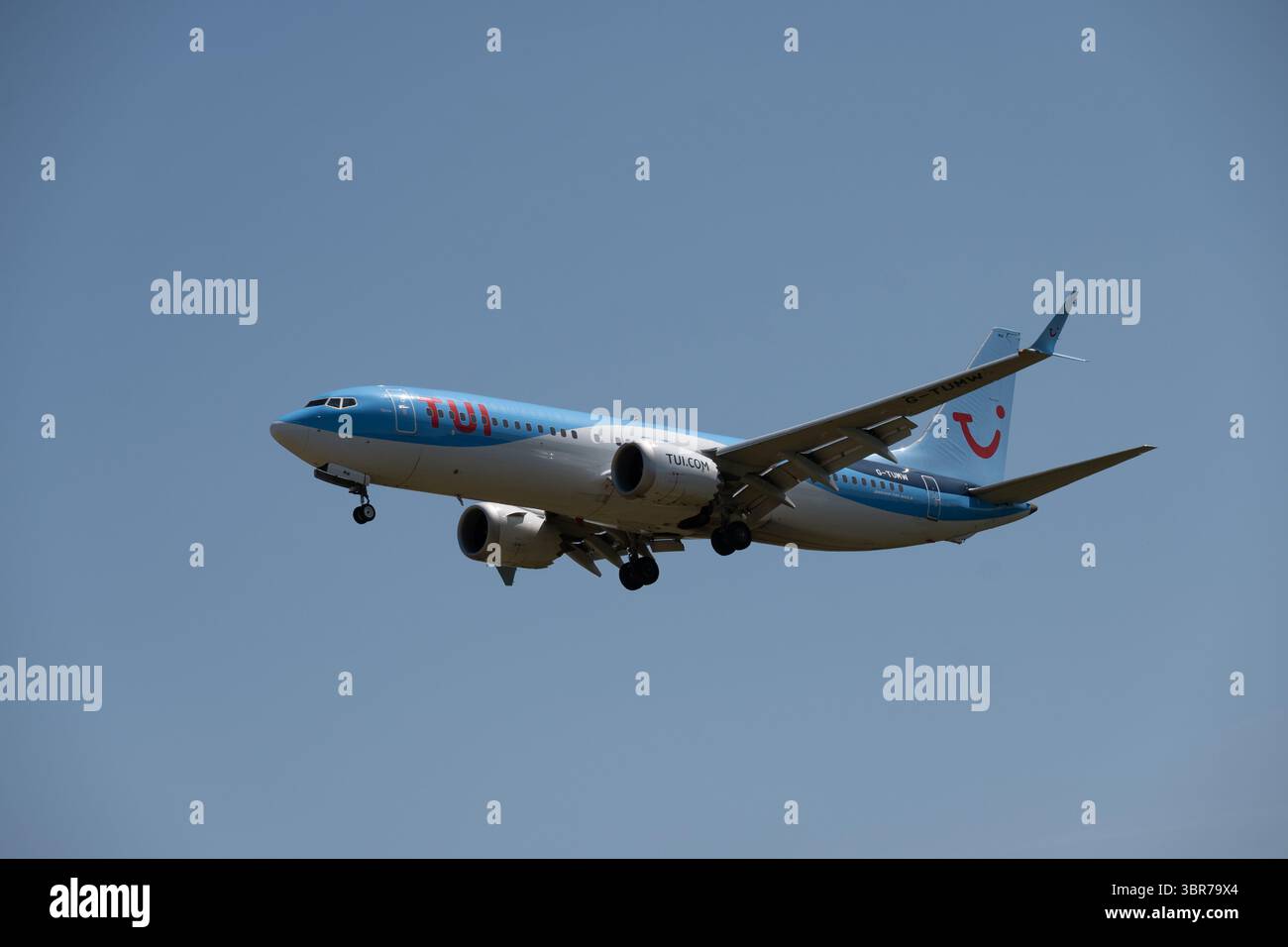 TUI Airways Boeing 737 MAX 8 atterrissant à l'aéroport de Birmingham, Royaume-Uni (G-TUMW) Banque D'Images