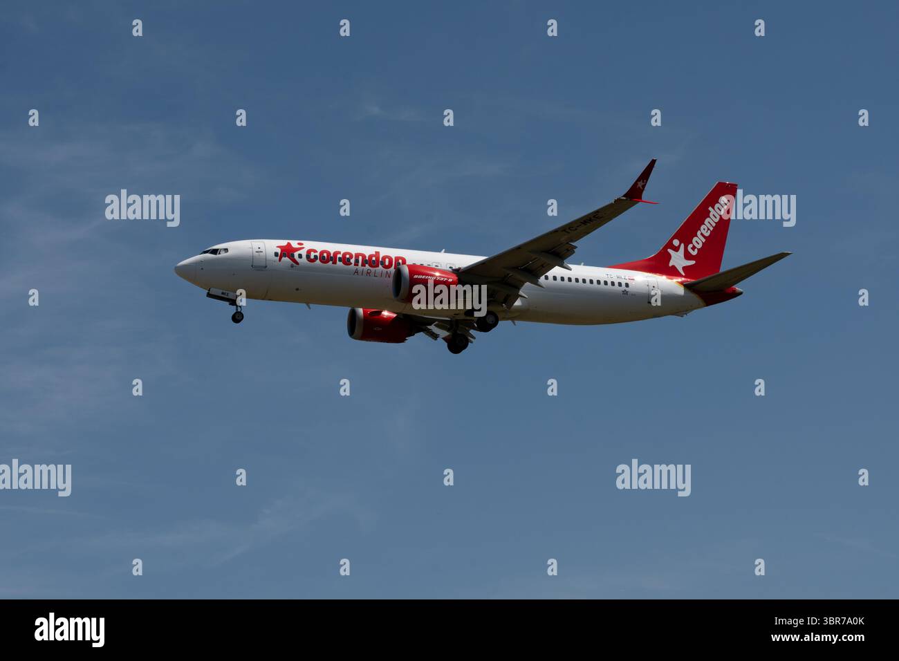 Corendon Airlines Boeing 737 MAX 8 atterrissant à l'aéroport de Birmingham, Royaume-Uni (TC-MKE) Banque D'Images