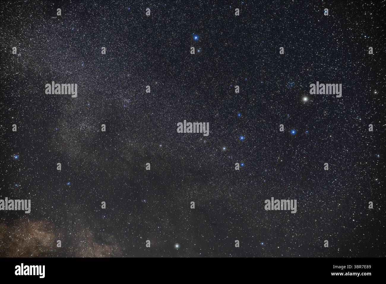 28 mai 2019, Comté de Wheatland : le trio de grandes grappes ouvertes idéales pour jumelles regroupées en Ophiuchus et Serpens — avec IC 4756 à gauche en Serpens, NGC 6633 en Ophiuchus à droite de IC 4756, et IC 4665 à droite du cadre au-dessus de l’étoile brillante Beta Ophiuchi, ou Cebalrai, en Ophiuchus. La paire de NGC 6633 et IC 4756 est également connue sous le nom de S-O double Cluster, pour leur maison à Serpens et Ophiuchus. Ils sont une vue évidente lorsque l'on scanne le côté ouest de la voie lactée d'été. ..ci-dessous Cebalrai est le grand astérisme connu sous le nom de Taurus Poniatowski ou le “Little Bull,†un groupe qui RES Banque D'Images