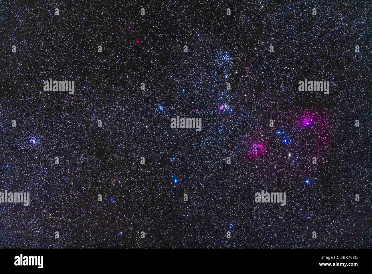 4 janvier 2019 : le champ des amas et de la nébulosité à Auriga, avec â€” de gauche à droite â€” Messier 37, Messier 36 et Messier 38, comme principaux amas d’étoiles ouvertes ici. En dessous de M38 se trouve NGC 1907. La nébulosité à droite est IC 410 et IC 405, la nébuleuse Flaming Star. Entre eux se trouve l'astérisme coloré connu sous le nom de Little Fish. Messier 38 est également connu sous le nom de Starfish Cluster tandis que Messier 36 est appelé Pinwheel Cluster. La nébuleuse rouge vif en haut est Sharpless 2-235. Les petites nébuleuses au centre sont NGC 1931 et IC 417... le champ est similaire à celui des jumelles. ..ceci est une pile Banque D'Images