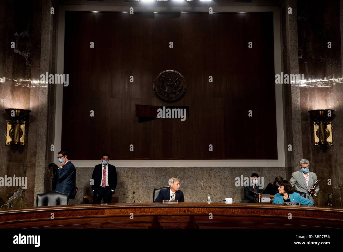 5 août 2020, Washington, District de Columbia, États-Unis : la sénatrice des États-Unis Lindsey Graham (républicaine de Caroline du Sud), présidente de la Commission judiciaire du Sénat américain, s’entretient avec la sénatrice américaine Dianne Feinstein (démocrate de Californie) avant le début d’une audience de la Commission judiciaire du Sénat américain sur '’la surveillance de l’enquête sur l’ouragan croisé’’’ sur Capitol Hill à Washington, DC le 5 août 2020 (image crédit : © Erin Schaff/CNP via ZUMA Wire) Banque D'Images