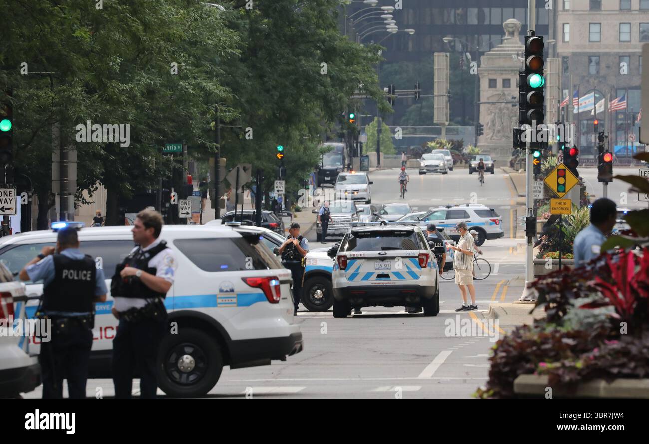 10 août 2020, Chicago, il, États-Unis : la police et les camions de la ville bloquent des sections de Michigan Avenue, suite à des pillages tôt le matin et des violences à Chicago, lundi 10 août 2020. (Crédit image : © TNS via ZUMA Wire) Banque D'Images