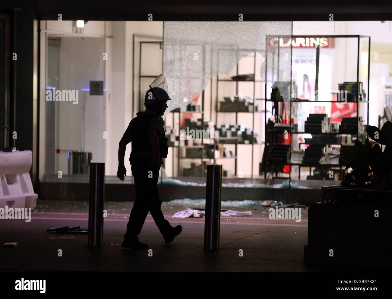 10 août 2020, Chicago, il, États-Unis : un officier de police de Chicago passe devant Macy's sur North Michigan Avenue à Chicago après que le magasin et d'autres dans la région ont été pillés tôt lundi 10 août 2020. (Crédit image : © TNS via ZUMA Wire) Banque D'Images
