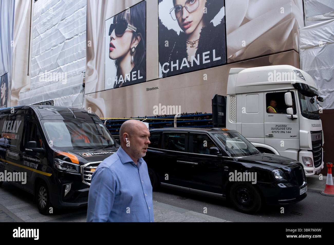 Chanel pèse sur l'ancien bâtiment Fenwick qui fait l'objet d'un vaste réaménagement au 53-63 New Bond Street le 7 juillet 2025 à Londres, Royaume-Uni. Bond Street est l'une des rues principales du quartier commerçant du West End et est très haut de gamme. C'est une rue commerçante à la mode depuis le 18ème siècle. La boutique riche et riche ici principalement pour la mode haut de gamme et les bijoux. Banque D'Images