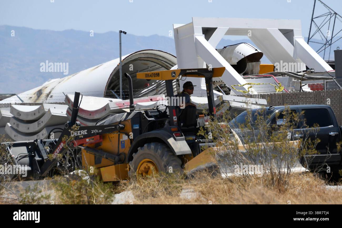 Elon Musk ? ??s Boring Company a une sorte d'opérations allant de Los Angeles et Las Vegas mercredi, Adelanto CA, 12 août 2020. Le complexe Boring Company est situé au milieu du désert, le long de l'autoroute 395. Les machines et les tentes blanches indiquent la possibilité que la Boring Company se prépare pour la liaison entre Los Angeles et Las Vegas... Photo de Gene Blevins/ZUMAPRESS (crédit image : © Gene Blevins/ZUMA Wire) Banque D'Images