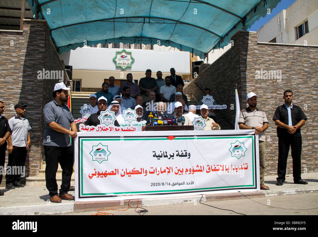 16 août 2020 : Gaza, Palestine.16 août 2020. Des membres du Conseil législatif palestinien dans la bande de Gaza tiennent une veillée contre l'accord de normalisation eau-Israël, près du siège du Conseil dans la ville de Gaza. Les participants ont dénoncé l'accord comme une trahison de la cause nationale palestinienne et une acceptation de l'occupation israélienne des terres palestiniennes. Selon l’accord de normalisation, les Émirats arabes Unis et Israël établiraient des relations diplomatiques formelles tandis qu’Israël suspendrait ses projets d’annexer des parties de la Cisjordanie. Les dirigeants palestiniens se sont attaqués à l'IME arabe unie Banque D'Images