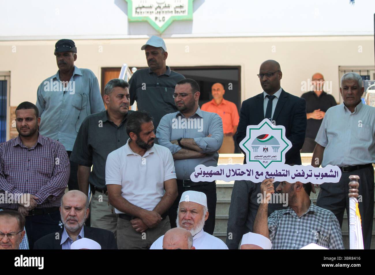 16 août 2020 : Gaza, Palestine.16 août 2020. Des membres du Conseil législatif palestinien dans la bande de Gaza tiennent une veillée contre l'accord de normalisation eau-Israël, près du siège du Conseil dans la ville de Gaza. Les participants ont dénoncé l'accord comme une trahison de la cause nationale palestinienne et une acceptation de l'occupation israélienne des terres palestiniennes. Selon l’accord de normalisation, les Émirats arabes Unis et Israël établiraient des relations diplomatiques formelles tandis qu’Israël suspendrait ses projets d’annexer des parties de la Cisjordanie. Les dirigeants palestiniens se sont attaqués à l'IME arabe unie Banque D'Images