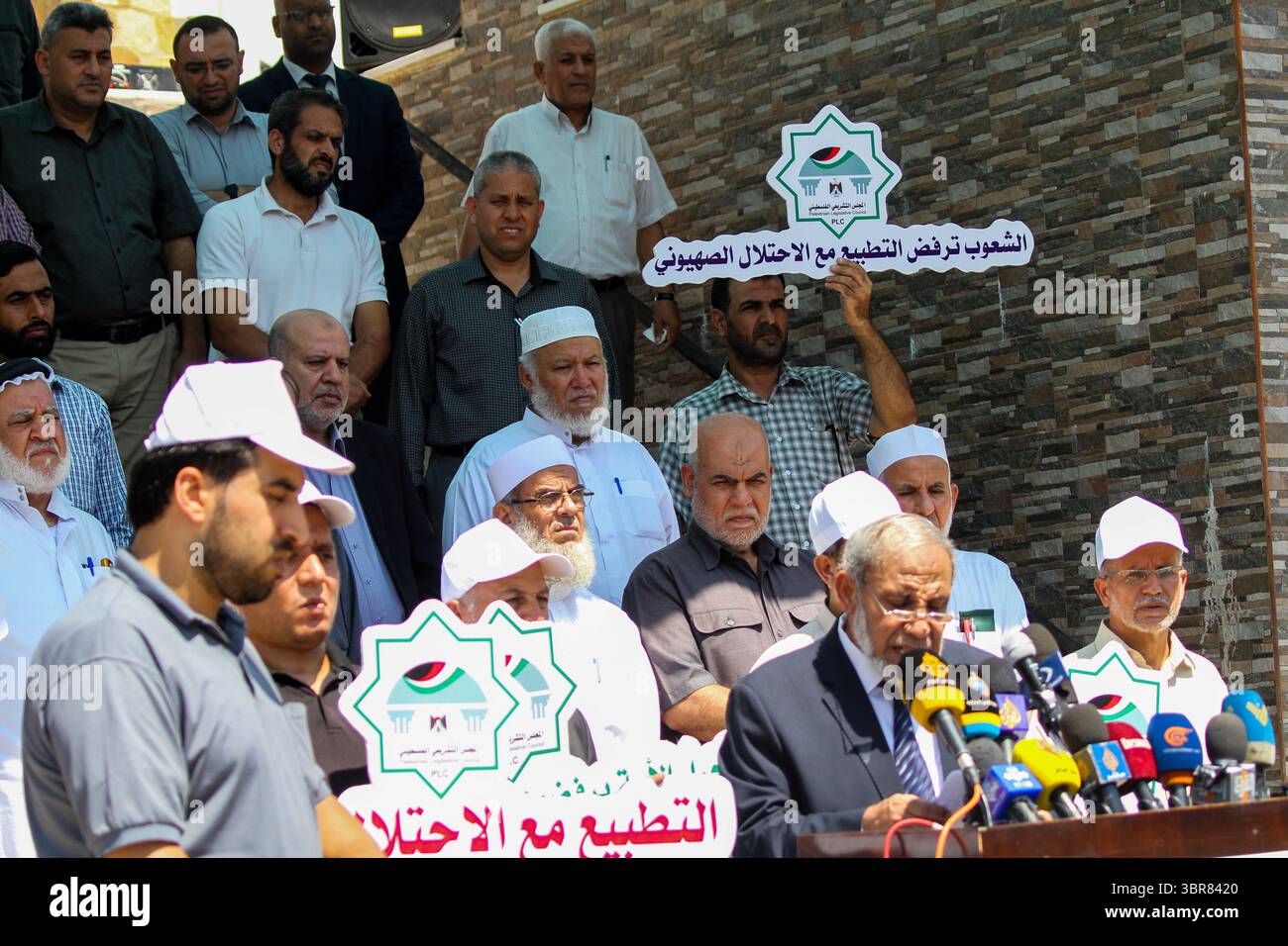 16 août 2020 : Gaza, Palestine.16 août 2020. Des membres du Conseil législatif palestinien dans la bande de Gaza tiennent une veillée contre l'accord de normalisation eau-Israël, près du siège du Conseil dans la ville de Gaza. Les participants ont dénoncé l'accord comme une trahison de la cause nationale palestinienne et une acceptation de l'occupation israélienne des terres palestiniennes. Selon l’accord de normalisation, les Émirats arabes Unis et Israël établiraient des relations diplomatiques formelles tandis qu’Israël suspendrait ses projets d’annexer des parties de la Cisjordanie. Les dirigeants palestiniens se sont attaqués à l'IME arabe unie Banque D'Images