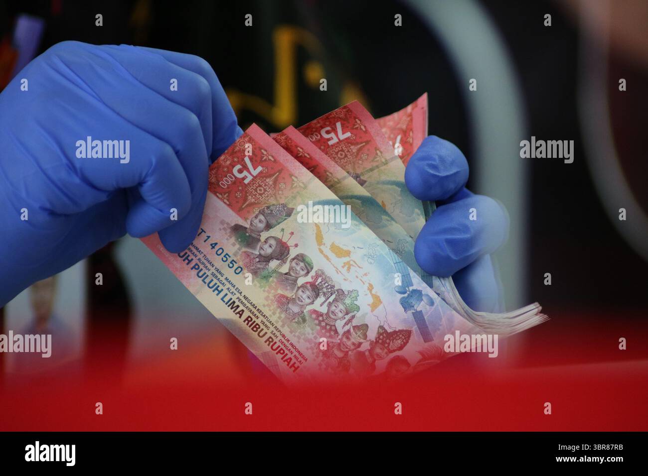18 août 2020, Makassar, Sulawesi du Sud, Indonésie : à partir d'aujourd'hui, Bank Indonesia a émis de nouveaux billets de banque d'une valeur de 75 000 roupies. L'émission de nouveaux fonds a été effectuée en commémoration du 75e jour de l'indépendance indonésienne. Les nouveaux billets ont été imprimés sur 75 millions de feuilles de papier. (Crédit image : © Herwin Bahar/ZUMA Wire) Banque D'Images