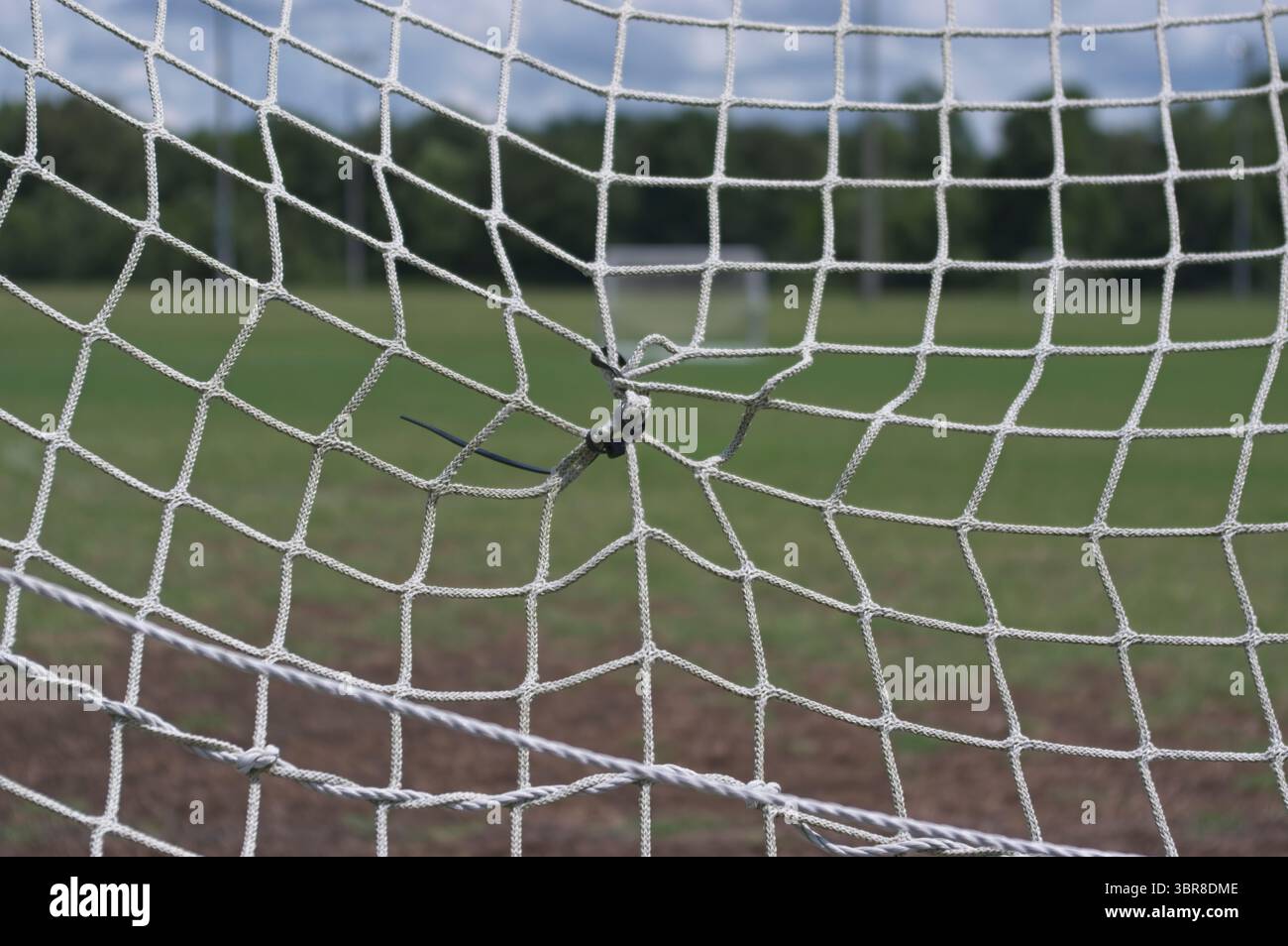 Vue rapprochée d'un noeud noué dans un filet de football Banque D'Images