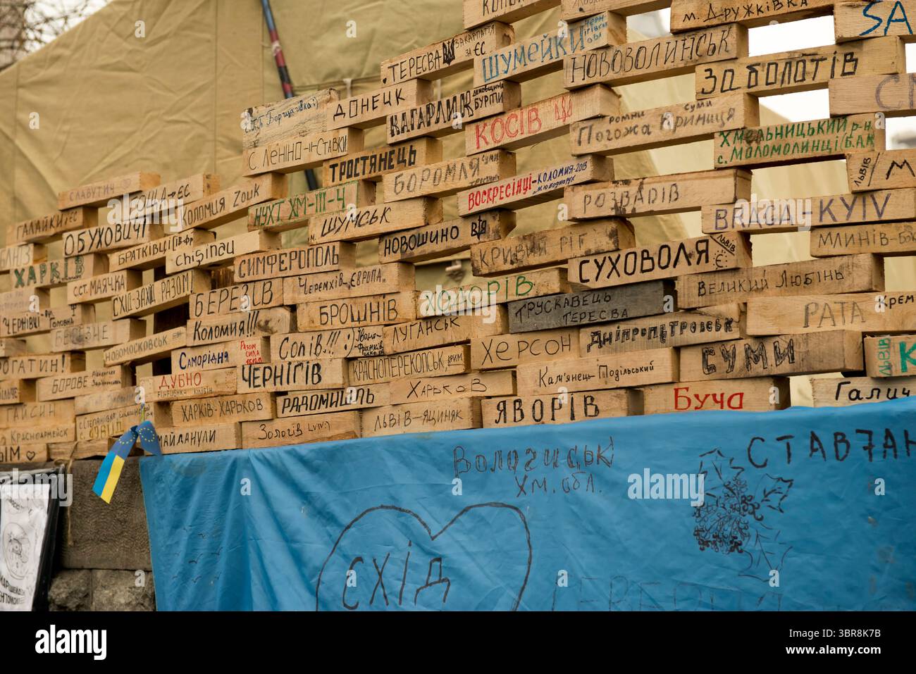 Des planches de bois portant des noms témoignent de leur solidarité à Maidan à Kiev, 2013-2014. Banque D'Images