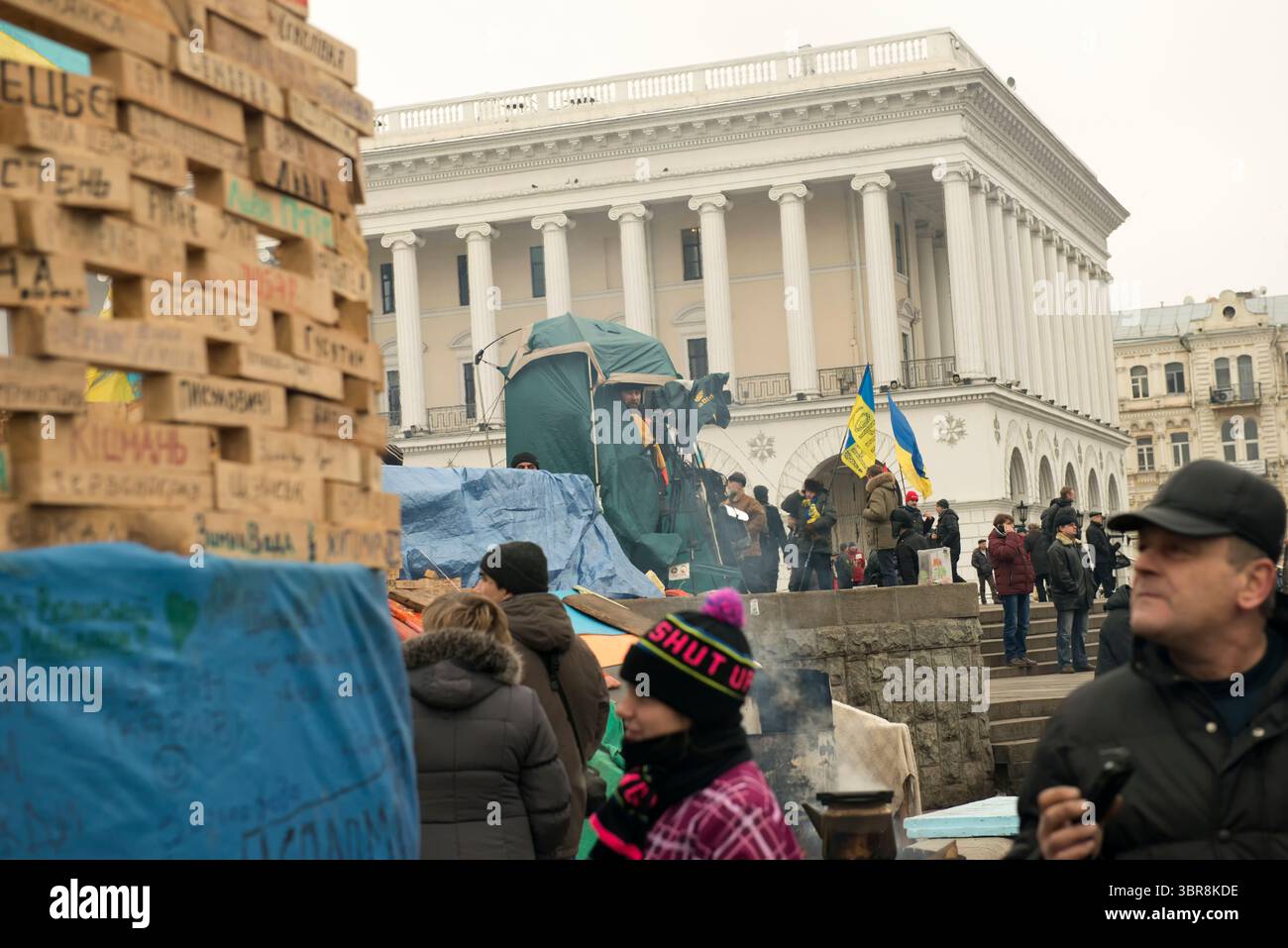 Les foules se rassemblent à Maidan de Kiev alors que l'activisme s'enflamme pendant la lutte de l'Ukraine pour la dignité. Banque D'Images