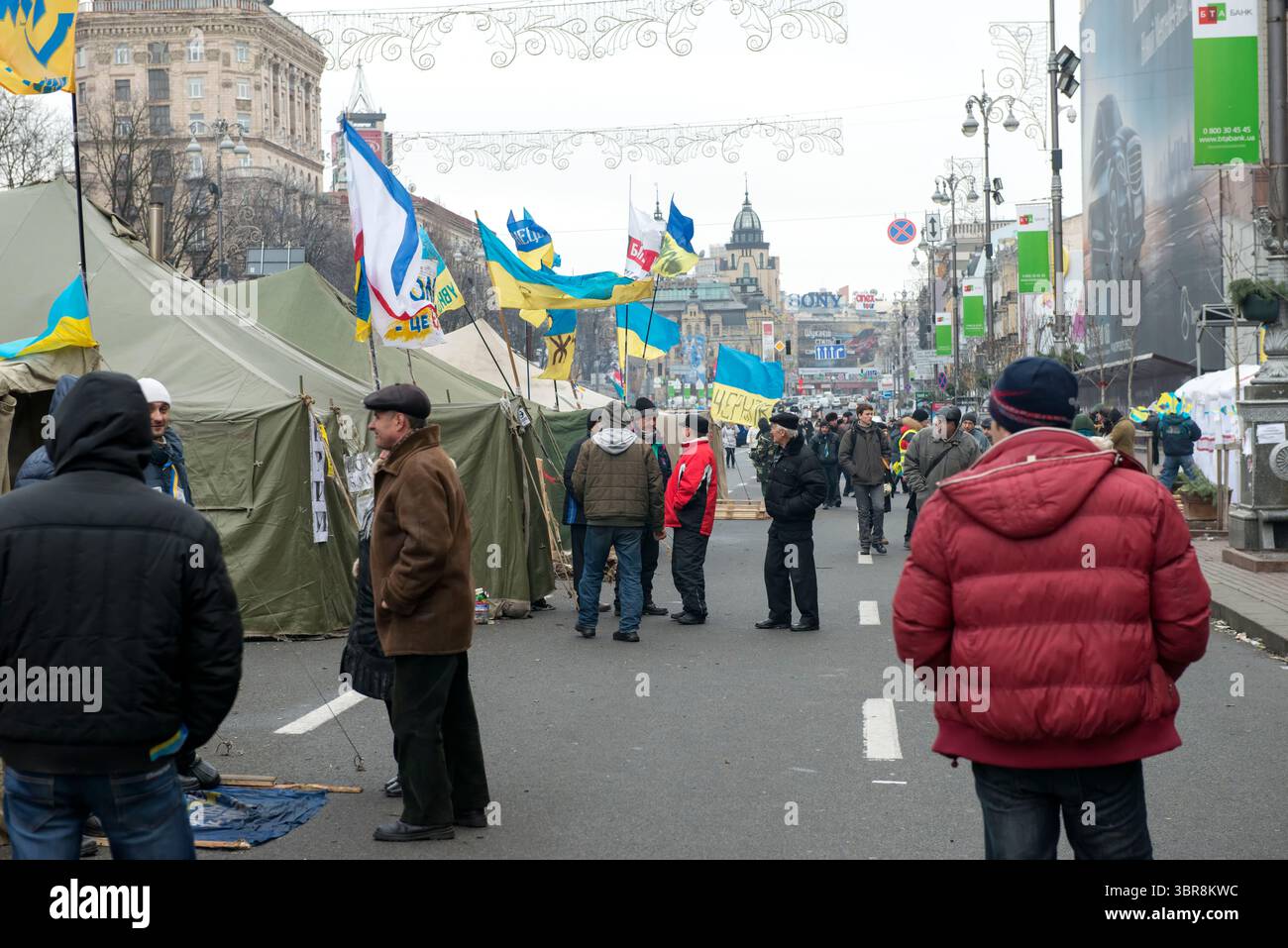 Les manifestants se rassemblent à Maidan Nezalezhnosti, arborant des drapeaux et dressant des tentes. Banque D'Images