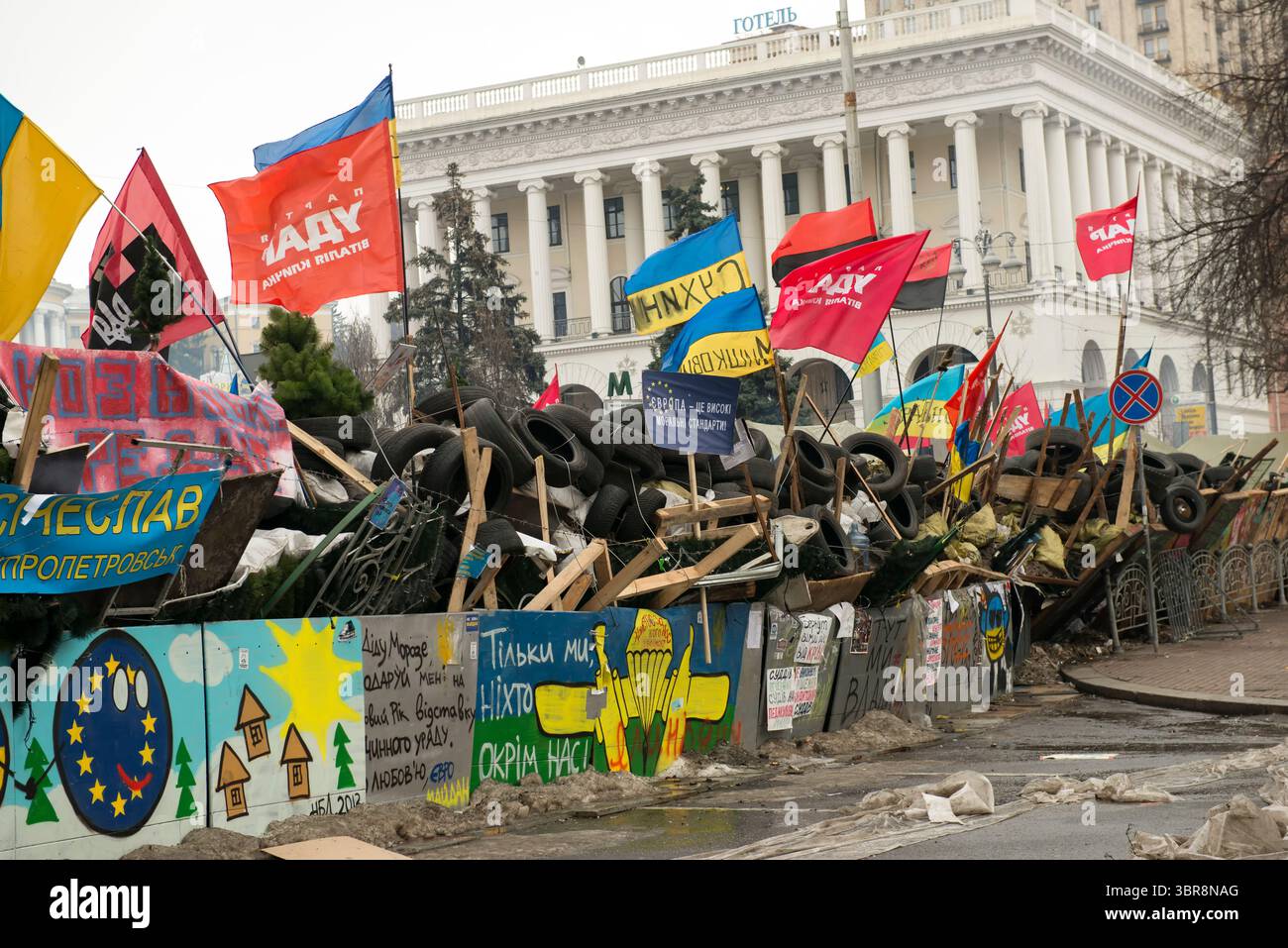 Pneus et drapeaux colorés forment des barricades sur la place de l'indépendance de Kiev pendant les troubles. Banque D'Images