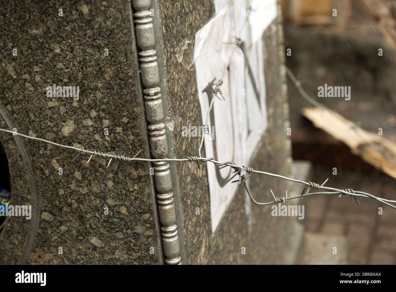 Le fil de fer barbelé entoure un monument, symbolisant la lutte pour la dignité dans la révolution de Kiev. Banque D'Images