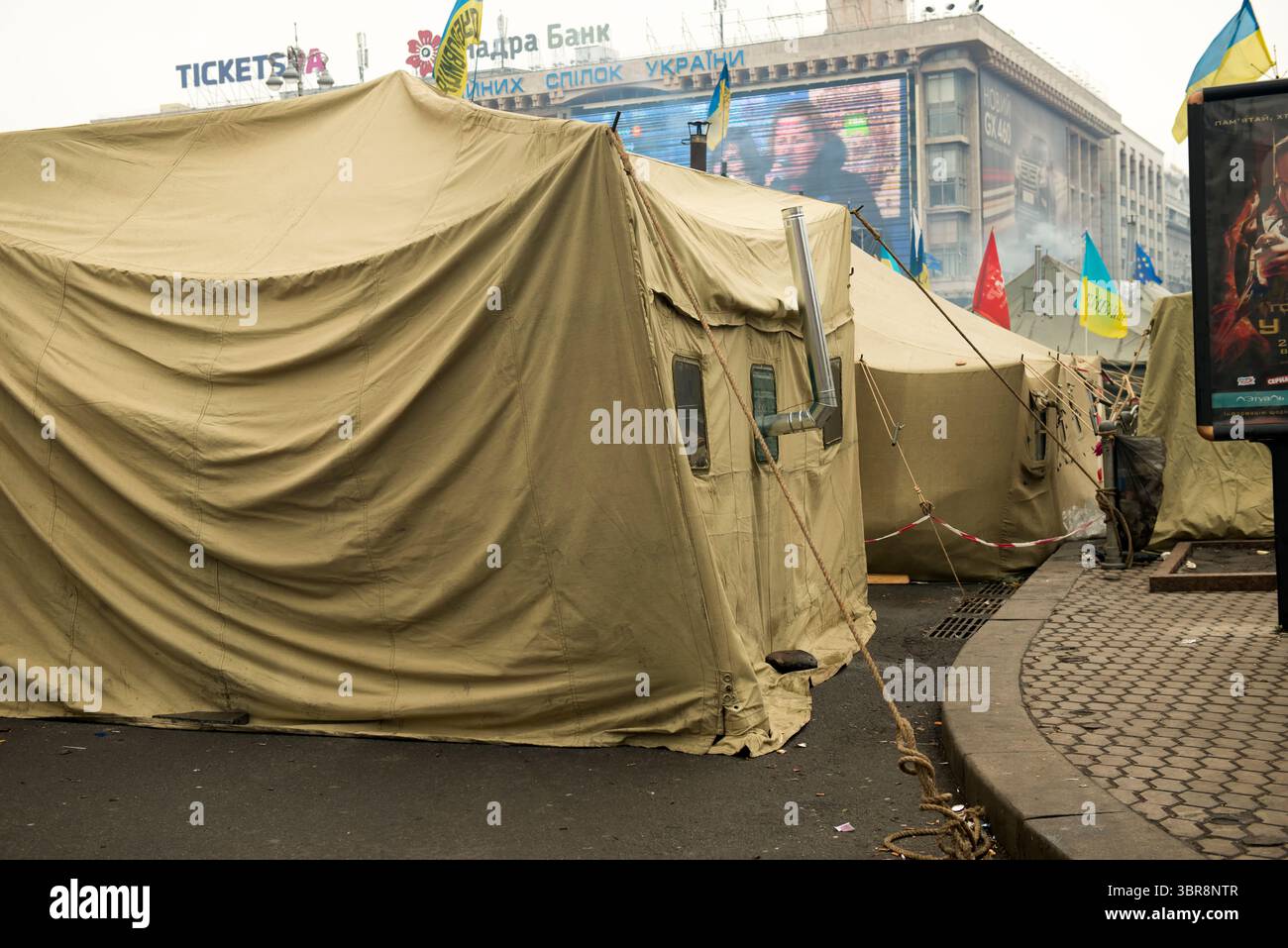 Maidan Nezalezhnosti est vivant avec des camps de tentes représentant la lutte pour le changement. Banque D'Images