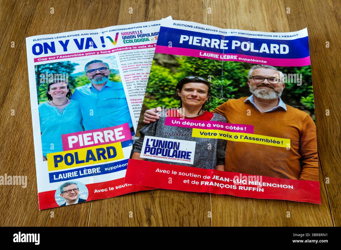 Brochures électorales de L'Union populaire (NUPES) de Jean-Luc Mélenchon pour les élections législatives françaises de 2022 dans la région de l'Hérault. Banque D'Images