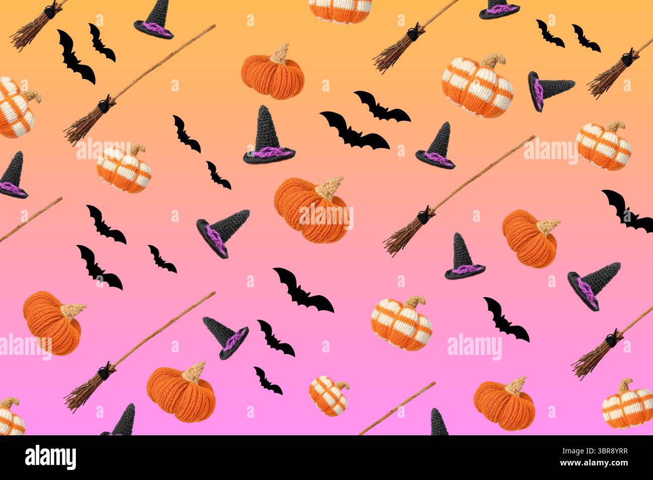 Fond violet orange dégradé abstrait pour les décorations de vacances d'Halloween sous la forme d'un chapeau de sorcière tricoté, d'un balai, de chauves-souris noires et d'un k orange Banque D'Images