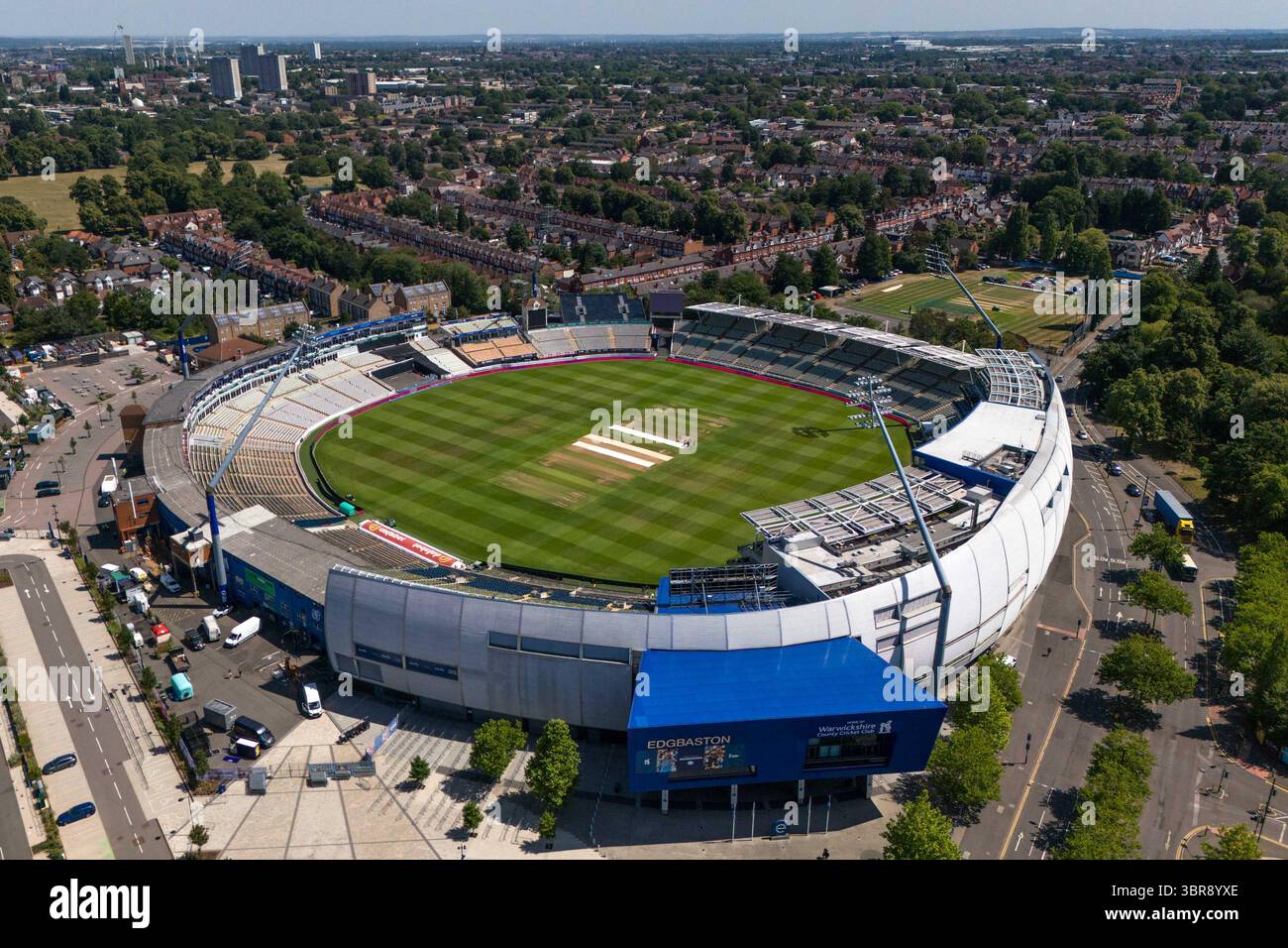 Edgbaston Stadium, Birmingham, 11 juillet 2025. Un magnifique terrain vert au stade de cricket Edgbaston à Birmingham. L'herbe luxuriante contraste fortement avec les parcs bruns au-delà. Le samedi 12 juillet, le terrain accueille le match Women's England v India IT20 2025. Le Royaume-Uni est en pleine 3ème vague de chaleur avec des températures atteignant 33 degrés celsius vendredi. Crédit : British News and Media/Alamy Live News Banque D'Images