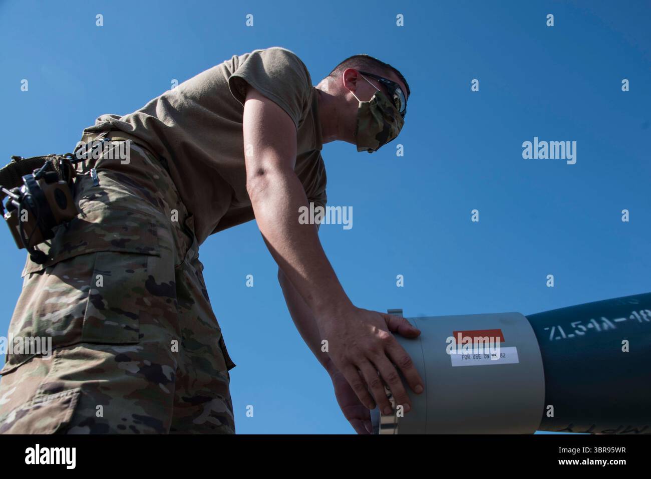 20 août 2020 - Tucson, Arizona, États-Unis - Un aviateur de l'US Air Force affecté au 355th maintenance Group travaille sur une munition à Little Rock Air Force base, Arkansas, août. 20, 2020. Les aviateurs du 355th MXG se sont rendus à la base aérienne de Little Rock dans le cadre d'un exercice de validation de concept qui comprenait le chargement, le téléchargement et la construction de munitions pour A-10 Thunderbolt IIS. Cette formation était une continuation de l'intégration des aviateurs et des actifs de Little Rock dans la 355th Dynamic Wing. (Crédit image : © Jacob Stephens/U.S. Air Force/ZUMA Wire/ZUMAPRESS.com) Banque D'Images