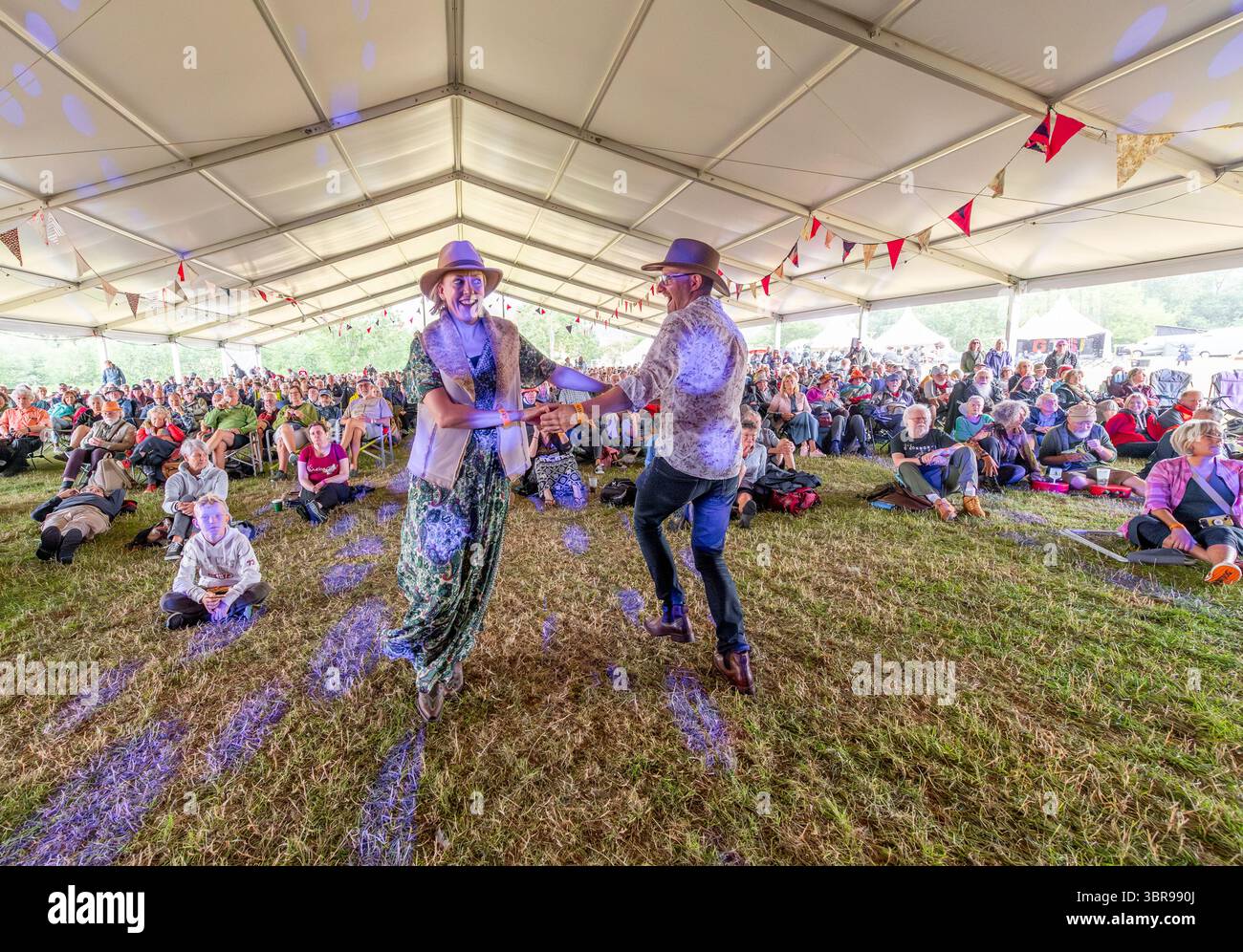 Amateurs de musique appréciant la musique live au 18ème. Racines internationales et musique acoustique au Gate to Southwell Music Festival. Banque D'Images
