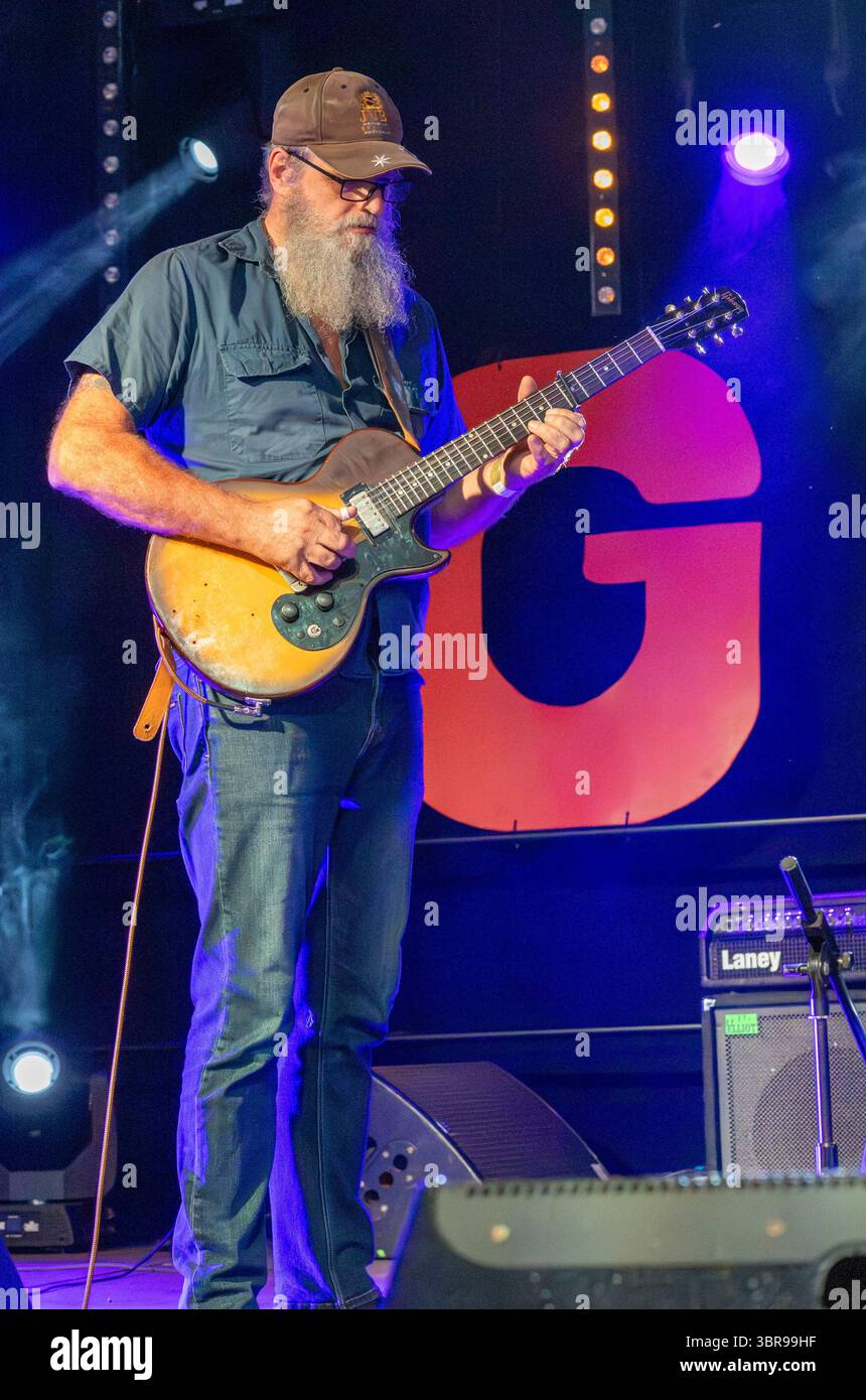 Le blues australien et la musique folklorique, Hat Fitz et Cara jouant sur scène au festival de musique Gate to Southwell de 2025. Banque D'Images
