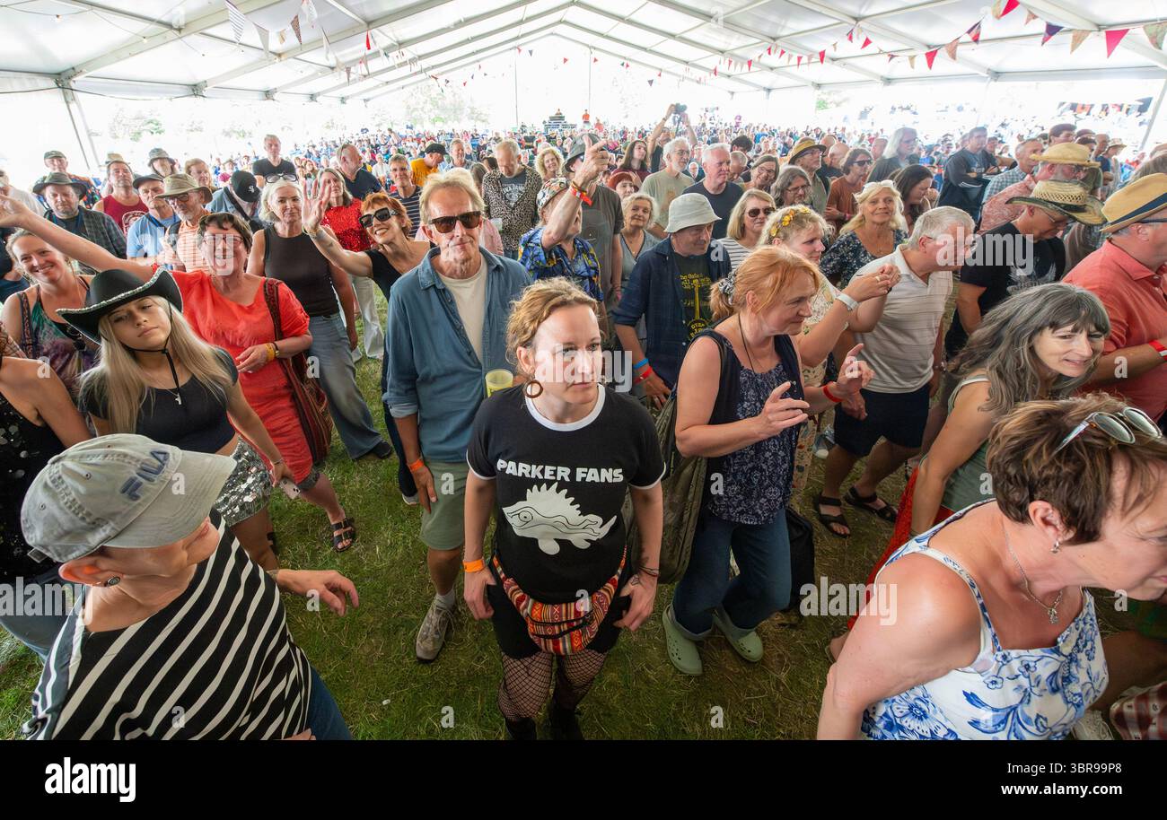 Amateurs de musique appréciant la musique live au 18ème. Racines internationales et musique acoustique au Gate to Southwell Music Festival. Banque D'Images