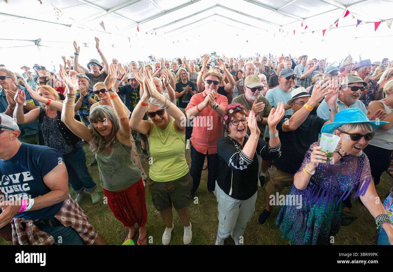 Amateurs de musique appréciant la musique live au 18ème. Racines internationales et musique acoustique au Gate to Southwell Music Festival. Banque D'Images