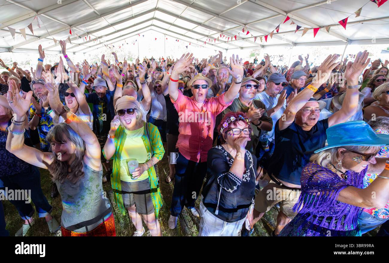 Amateurs de musique appréciant la musique live au 18ème. Racines internationales et musique acoustique au Gate to Southwell Music Festival. Banque D'Images
