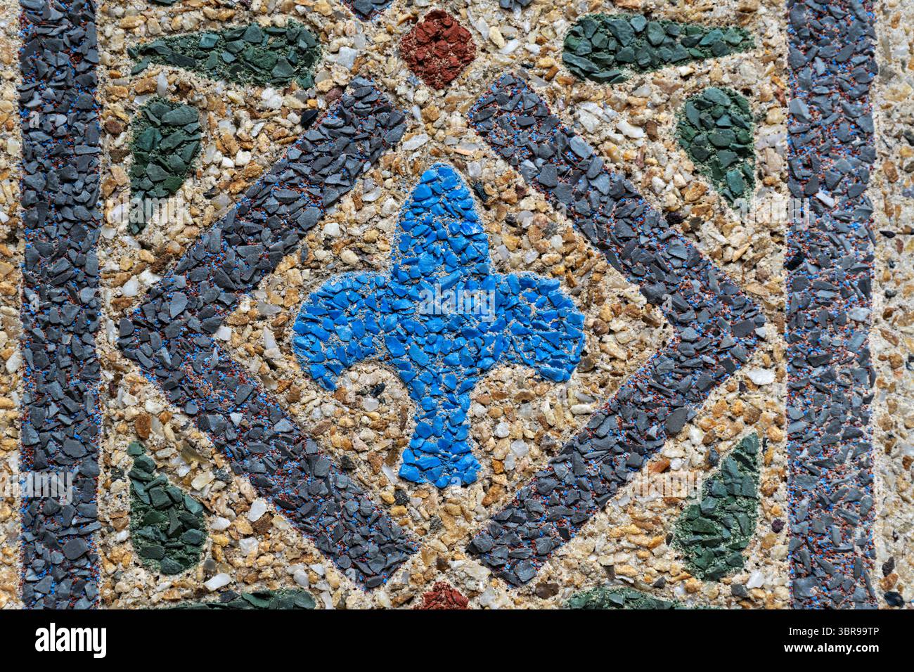 WASHINGTON DC — des motifs géométriques en mosaïque encadrent la porte voûtée à l'entrée principale du reptile Discovery Center du zoo national, créé en utilisant la technique innovante de mosaïque de béton de John Joseph Earley en 1931. Les dessins géométriques colorés ont été exécutés en utilisant le même 'Earley Process' employé pour la célèbre mosaïque de stégosaure du bâtiment, mélangeant le verre coloré broyé et l'agrégat de marbre directement dans le ciment Portland blanc. Ces panneaux de béton préfabriqués ont été fabriqués dans le studio Earley de Rosslyn, Virginie et ancrés au béton structurel avec des boucles de fil. Les répétitions géométriques c Banque D'Images