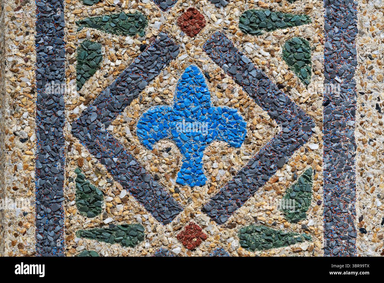 WASHINGTON DC — des motifs géométriques en mosaïque encadrent la porte voûtée à l'entrée principale du reptile Discovery Center du zoo national, créé en utilisant la technique innovante de mosaïque de béton de John Joseph Earley en 1931. Les dessins géométriques colorés ont été exécutés en utilisant le même 'Earley Process' employé pour la célèbre mosaïque de stégosaure du bâtiment, mélangeant le verre coloré broyé et l'agrégat de marbre directement dans le ciment Portland blanc. Ces panneaux de béton préfabriqués ont été fabriqués dans le studio Earley de Rosslyn, Virginie et ancrés au béton structurel avec des boucles de fil. Les répétitions géométriques c Banque D'Images