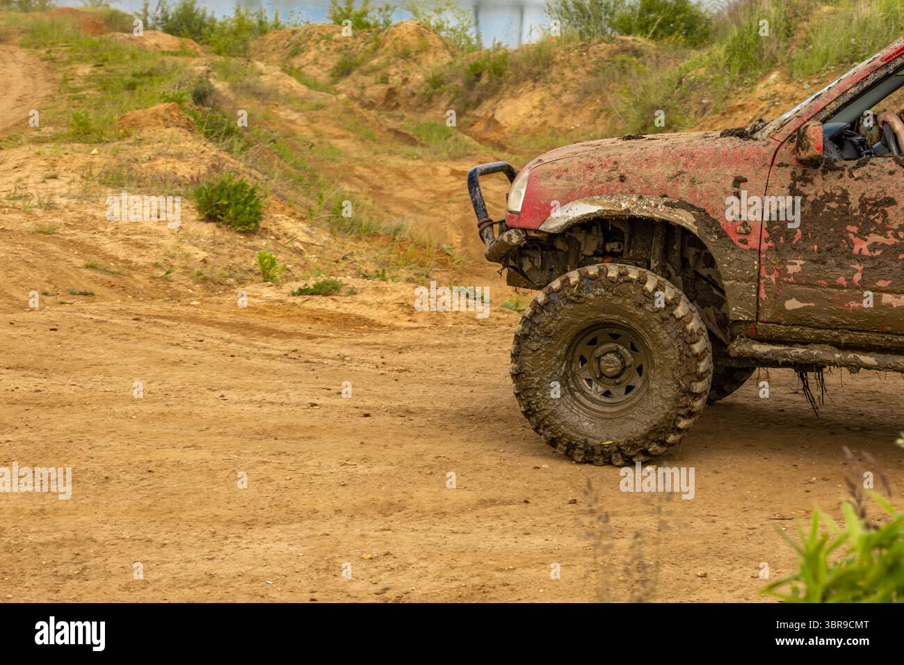 Véhicule tout-terrain en terrain difficile, rallye de voiture tout-terrain, courses de voiture tout-terrain Banque D'Images