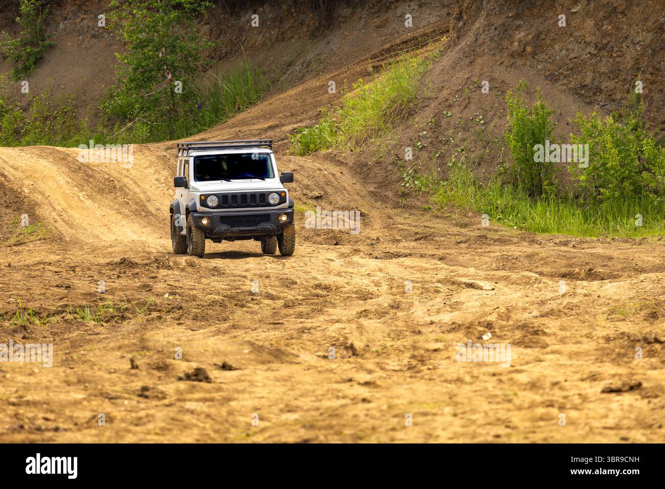 Véhicule tout-terrain en terrain difficile, rallye de voiture tout-terrain, courses de voiture tout-terrain Banque D'Images