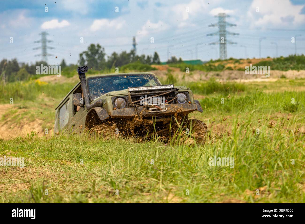 Véhicule tout-terrain en terrain difficile, rallye de voiture tout-terrain, courses de voiture tout-terrain Banque D'Images
