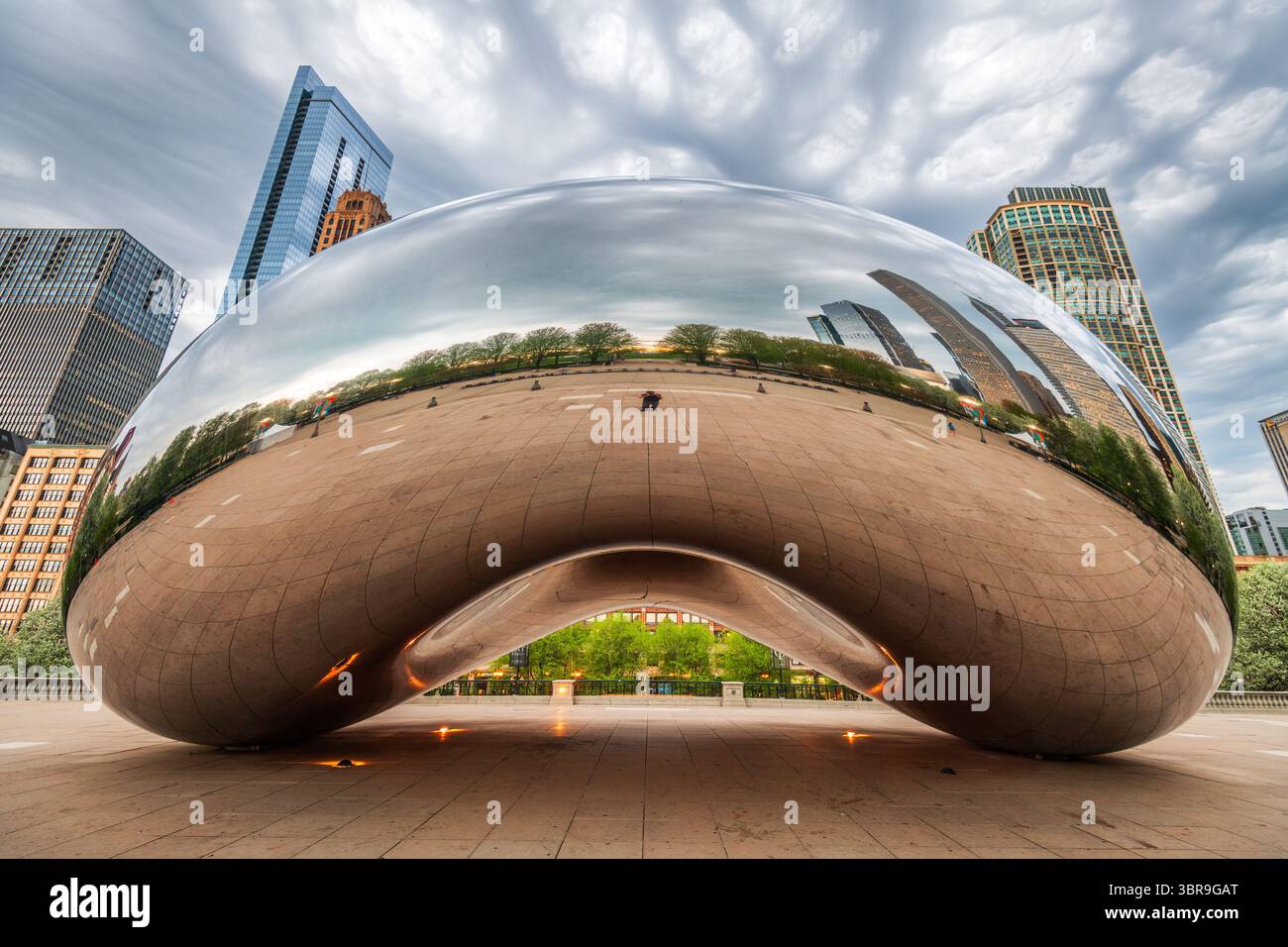 CHICAGO - ILLINOIS : 9 mai 2018 : Cloud Gate dans le Parc Du Millénaire sous un ciel orageux. Banque D'Images