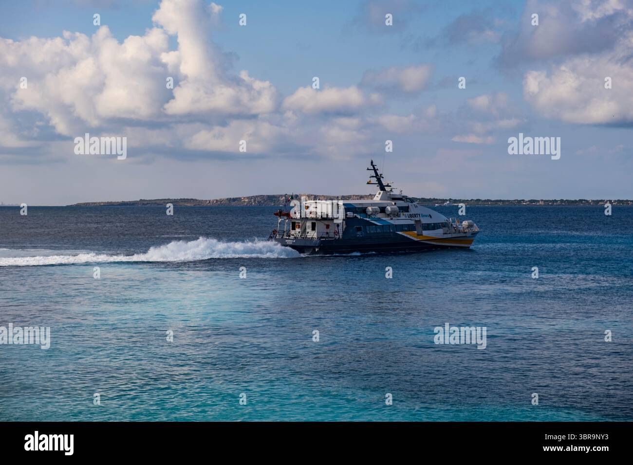 Ferry rapide entrant dans la zone portuaire de Levanzo, Italie Banque D'Images