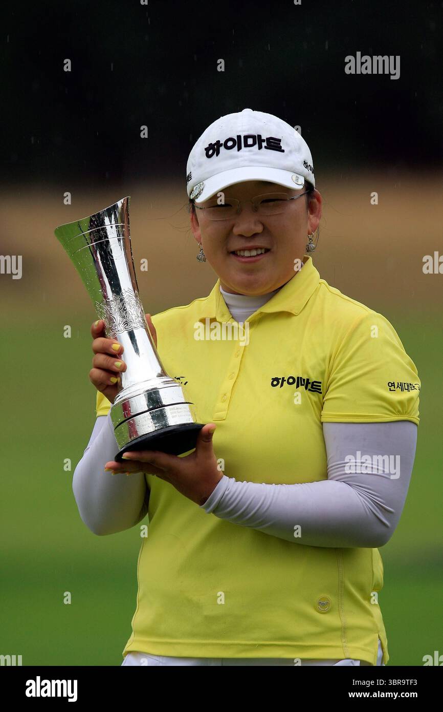 Ji-Yai Shin détient le trophée du championnat après avoir remporté le Ricoh Womens British Open 2008, Sunningdale (ancien) GC, Surrey. ROYAUME-UNI. Crédit photo : Pete Fontaine / www.visionsingolf.com ​ ​ Banque D'Images