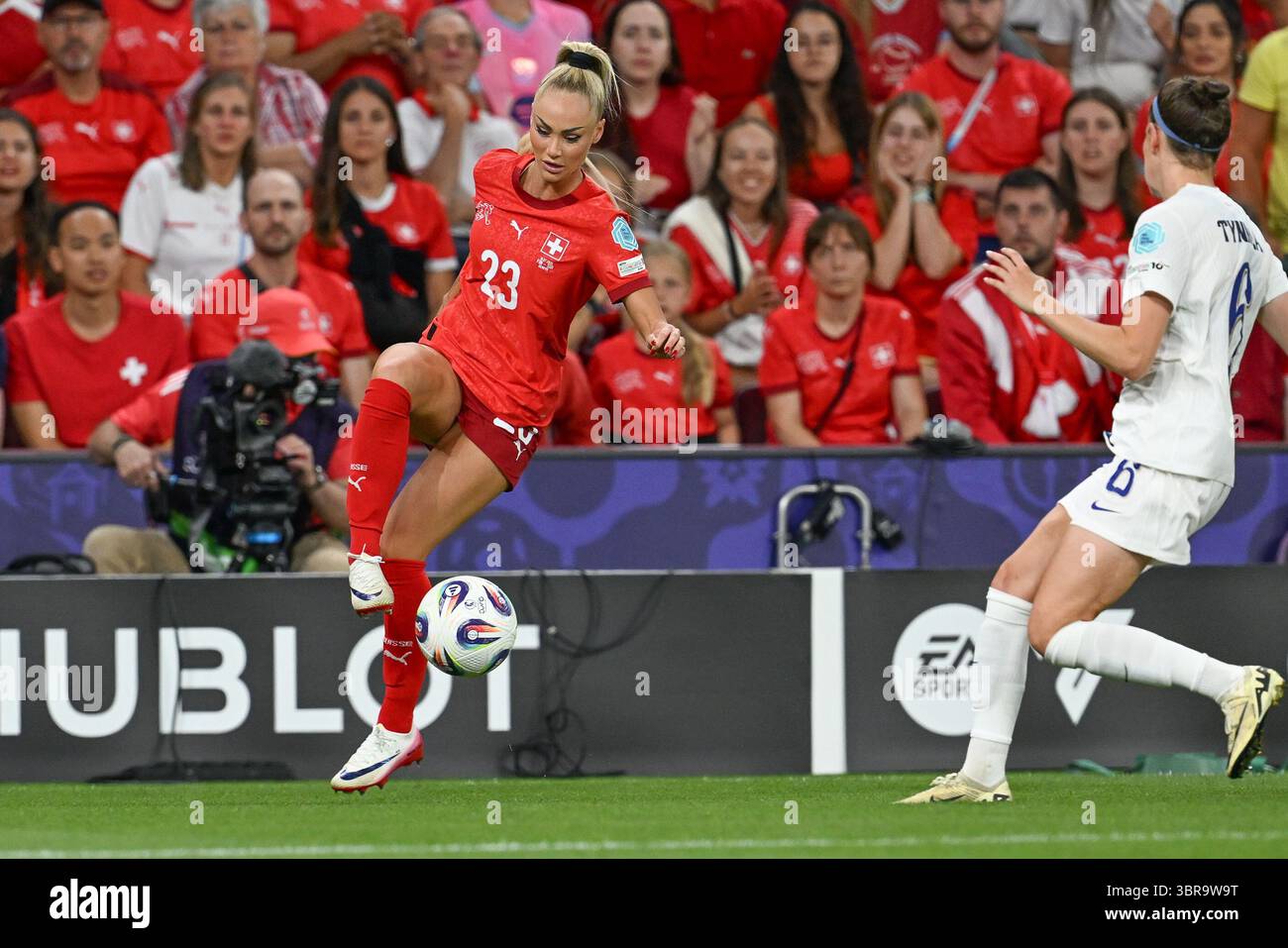 Genève, Suisse. 10 juillet 2025. Alisha Lehmann (23 ans) de Suisse photographiée lors du match de la journée 3 dans le groupe A de l'équipe nationale de football féminin de Finlande contre la Suisse lors du championnat Womens Euro 2025 en Suisse, le vendredi 10 juillet 2025 à Genève, Suisse . Crédit : Sportpix/Alamy Live News Banque D'Images