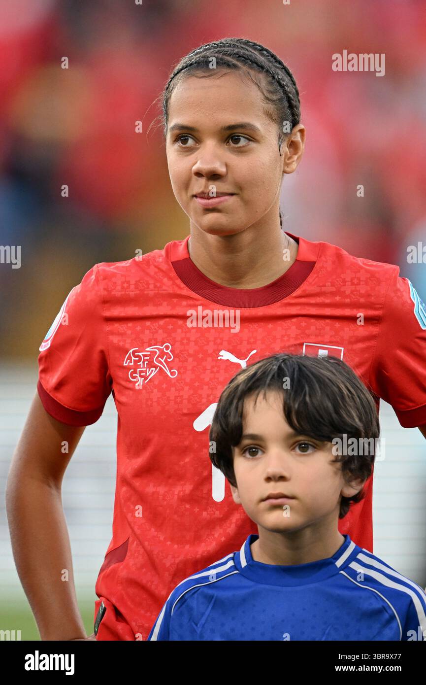 Genève, Suisse. 10 juillet 2025. Iman Beney (19 ans) de Suisse photographiée lors du match de la journée 3 dans le groupe A de l'équipe nationale de football féminin de Finlande contre la Suisse lors du championnat Womens Euro 2025 en Suisse, le vendredi 10 juillet 2025 à Genève, Suisse . Crédit : Sportpix/Alamy Live News Banque D'Images